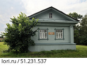 Yuryevets, Ivanovo region, Russia, July 24, 2025: Guest wooden house in Komsomolsky lane. Редакционное фото, фотограф Алексей Антипов / Фотобанк Лори