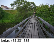 Kirzhach, Vladimir Region, Russia, June 17, 2025: Tipografsky Bridge is longest wooden pedestrian bridge in Russia, 555 meters long. Редакционное фото, фотограф Алексей Антипов / Фотобанк Лори