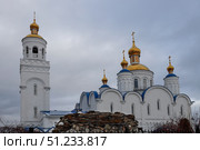 Чебаркуль, Россия, 16 ноября 2024 г.: Фасад православной церкви Преображения Господня на фоне облачного неба. Редакционное фото, фотограф Наталья Сухорукова / Фотобанк Лори
