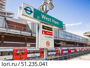 West Ham DLR and London Underground Station Sign. London, UK, 7 July 2024. Редакционное фото, фотограф Zydrius Tartenis / Фотобанк Лори
