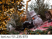 Concept of preparation and decoration for the New Year 2026. Holiday snowmen on the streets of Moscow. Christmas background with a snowman. Стоковое фото, фотограф Photojuli / Фотобанк Лори