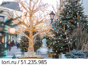 Concept of preparation and decoration for the New Year 2026. Holiday snowmen on the streets of Moscow. Christmas background with a snowman. Стоковое фото, фотограф Photojuli / Фотобанк Лори