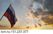 Флаг России на фоне заката. Стоковое видео, видеограф Мария Сергеева / Фотобанк Лори