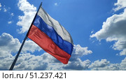 Флаг России на фоне облачного неба. Стоковое видео, видеограф Мария Сергеева / Фотобанк Лори