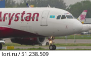 Passenger plane Fly Arystan taxiing (2024 год). Редакционное видео, видеограф Игорь Жоров / Фотобанк Лори