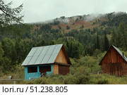 Experience Serene Countryside Cabins Nestled Amidst Misty Mountains. Стоковое фото, фотограф Igor Bastrakov / Фотобанк Лори