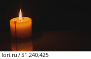 Candle with flame and dripping wax on dark background. Стоковое AI-видео, аниматор KATERINA AI / Фотобанк Лори