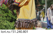 Indigenous dancer wearing traditional clothing during Latin American festival. Стоковое видео, видеограф Mikhail Davidovich / Фотобанк Лори
