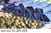 Indian street food vendor preparing traditional kati rolls and roasted brussels sprouts. Стоковое видео, видеограф Mikhail Davidovich / Фотобанк Лори