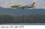 Aeroplane of Scoot landing, side view. Редакционное видео, видеограф Игорь Жоров / Фотобанк Лори