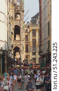 BRUSSELS, BELGIUM - JUNE 14, 2025: Tourists on Central Streets of City. Brussels, Belgium. Vertical Video. Редакционное видео, видеограф Максим Забаровский / Фотобанк Лори