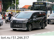 Toyota Voxy. Редакционное фото, фотограф Art Konovalov / Фотобанк Лори