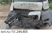 This minibus was significantly damaged as a result of a serious head-on collision. A seriously damaged grey minibus, which shows significant collision marks in the front and extensive rust marks. Стоковое видео, видеограф worker / Фотобанк Лори