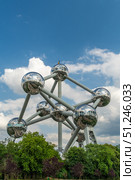 Atomium Landmark Modernist Building in Brussels, Belgium. Редакционное фото, фотограф Максим Забаровский / Фотобанк Лори