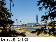 Вид на небоскреб Лахта Центр, Пансион Воспитаниц Министерства обороны РФ и мост ЗСД в Санкт-Петербурге в солнечный день (2023 год). Редакционное фото, фотограф Кирилл Сиротюк / Фотобанк Лори