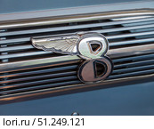 Close-Up of Vintage Chrysler Airstream Super Eight C8 Deluxe Car (1936) Emblem Featuring Wings (2024 год). Редакционное фото, фотограф Sergakoff / Фотобанк Лори