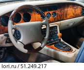 Luxury Jaguar 4 Litre Car Interior with Wood Accents (2024 год). Редакционное фото, фотограф Sergakoff / Фотобанк Лори