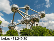 Atomium Landmark Modernist Building in Brussels, Belgium. Редакционное фото, фотограф Максим Забаровский / Фотобанк Лори