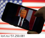 Watching Trump?s Inaugural Speech on Smartphone. Редакционное фото, фотограф Sergakoff / Фотобанк Лори