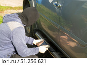Car theft using a scanner. The thief is near the car. Стоковое фото, фотограф Александр Поташев / Фотобанк Лори