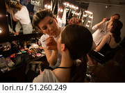 Неделя моды City Fashion Week в Афимолл Сити. Визажист делает макияж модели. (2023 год). Редакционное фото, фотограф Дмитрий Киселёв / Фотобанк Лори
