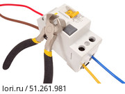Блоки автоматических выключателей, провод и кусачки на белом фоне. Automatic circuit breakers. Стоковое фото, фотограф Татьяна Д / Фотобанк Лори