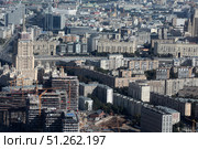 Вид на многоэтажные высотки и Новый Арбат с высоты зданий Москва-Сити. Редакционное фото, фотограф Дмитрий Неумоин / Фотобанк Лори