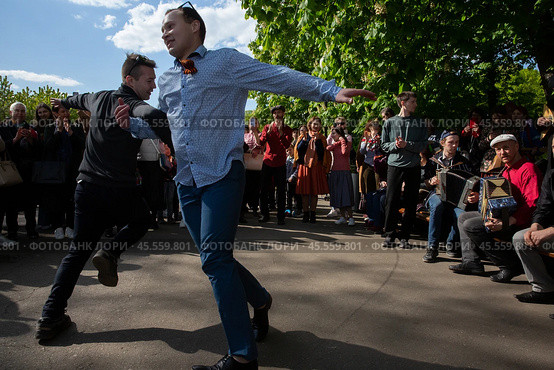09.05.2023, Москва, Парк Горького, День Победы. Мужчины танцуют под гармошку. Редакционное фото, фотограф Дмитрий Киселёв / Фотобанк Лори