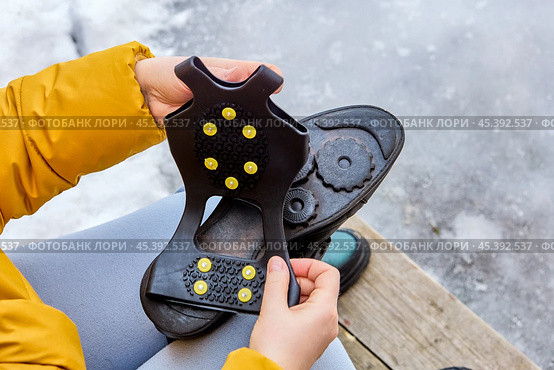 10 stainless steel spikes, which provides traction on icy and snowy surfaces, to avoid slipping. Стоковое фото, фотограф Владимир Григорьев / Фотобанк Лори