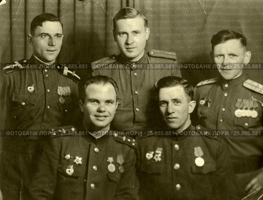11 ноября 1945 года. Солдаты и офицеры Советской армии. Редакционное фото, фотограф Александр  Буторин / Фотобанк Лори