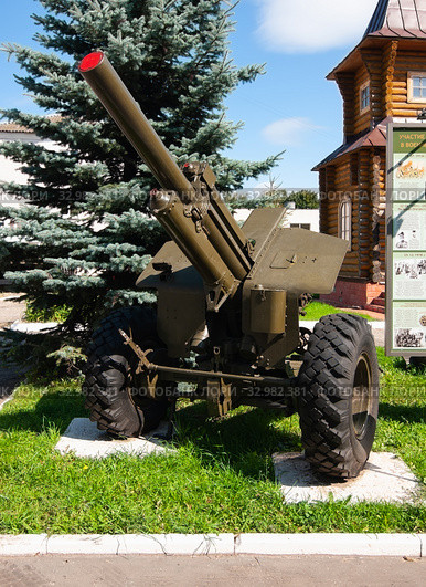 122 миллиметровая гаубица М-30 установленная около здания главного управления МЧС России по Владимирской области. Город Владимир, улица Горького (2019 год). Редакционное фото, фотограф Макаров Алексей / Фотобанк Лори