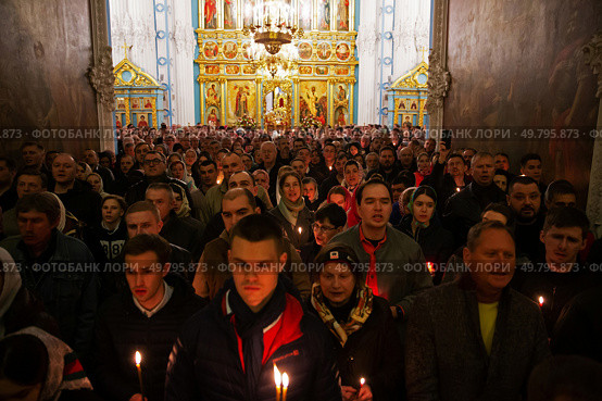 16.04.2023, Истра. Прихожане храма стоят с горящими свечами в руках во время Пасхальной службы в Cтавропигиальном Воскресенском Новоиерусалимском мужском монастыре. Редакционное фото, фотограф Дмитрий Киселёв / Фотобанк Лори