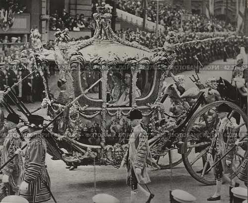 18 мая 1937.  Король Георг VI и Королева Елизавета едут на коронацию в Вестминстерское аббатство. Стоковое фото, фотограф Retro / Фотобанк Лори