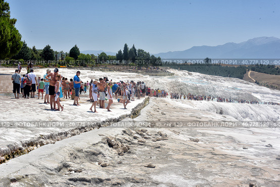 19,07,2015 Turkey, Denizli, tourists in Pamukkale. Редакционное фото, фотограф Анна Кривицкая / Фотобанк Лори