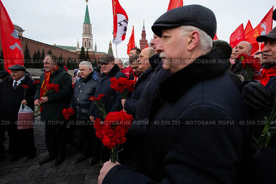 21.01.2023, Москва. Геннадий Зюганов и другие члены КПРФ во время акции по случаю Дня памяти В. И. Ленина. Редакционное фото, фотограф Дмитрий Киселёв / Фотобанк Лори