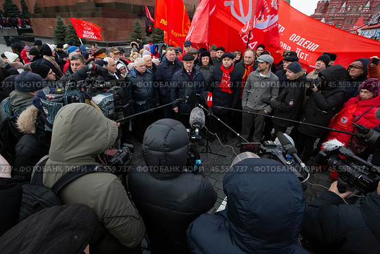 21.01.2023, Москва. Геннадий Зюганов на пресс-подходе после акции по случаю Дня памяти В. И. Ленина. Редакционное фото, фотограф Дмитрий Киселёв / Фотобанк Лори