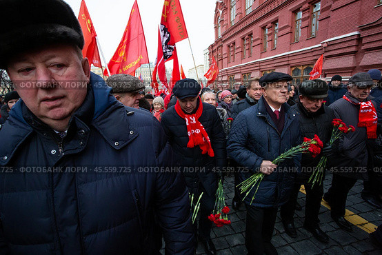 21.01.2023, Москва. Геннадий Зюганов с соратникаами по партии во время акции по случаю Дня памяти В. И. Ленина. Редакционное фото, фотограф Дмитрий Киселёв / Фотобанк Лори