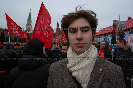 21.01.2023, Москва. Парень с комсомольским значком на лацкане пальто во время акции по случаю Дня памяти В. И. Ленина. Редакционное фото, фотограф Дмитрий Киселёв / Фотобанк Лори