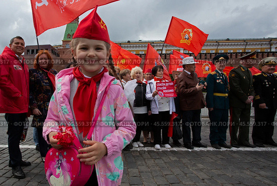 21.05.2023, Москва, Красная Площадь. Торжественный приём в пионеры. Маленькая девочка в пилотке и пионерском галстуке. Редакционное фото, фотограф Дмитрий Киселёв / Фотобанк Лори