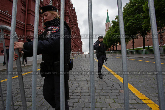 21.05.2023, Москва. Полицейские перегораживают проход на Красную Площадь. Редакционное фото, фотограф Дмитрий Киселёв / Фотобанк Лори