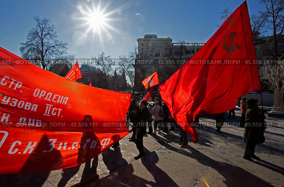 23.02.2023, Москва. Акция КПРФ по случаю 105-й годовщины Рабоче-Крестьянской Красной Армии и в поддержку специальной военно-политической операции Российской Армии. Люди с флагами. Редакционное фото, фотограф Дмитрий Киселёв / Фотобанк Лори