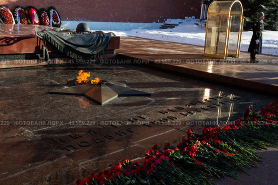 23.02.2023, Москва. Акция КПРФ по возложению цветов к Могиле Неизвестного Солдата у Кремлёвской стены по случаю 105-й годовщины Рабоче-Крестьянской Красной Армии и в поддержку специальной военно-политической операции Российской Армии. Цветы, возложенные пришедшими людьми. Редакционное фото, фотограф Дмитрий Киселёв / Фотобанк Лори
