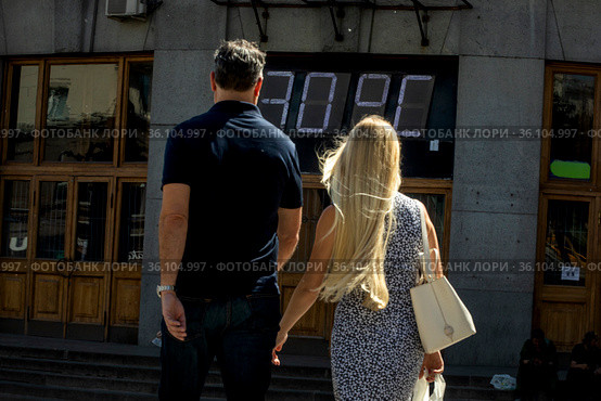 30 градусов тепла на табло Центрального телеграфа на Тверской улице в центре города Москвы, Россия (2021 год). Редакционное фото, фотограф Николай Винокуров / Фотобанк Лори