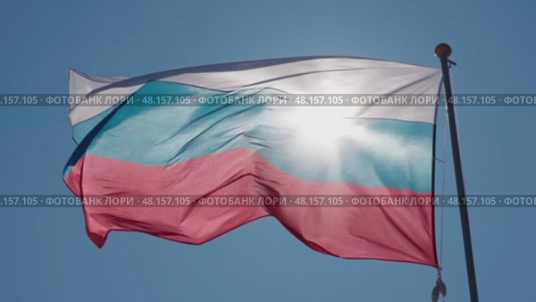 4k, The Russian flag flutters in the wind against the blue sky. Стоковое видео, видеограф Сергей Богомяко / Фотобанк Лори