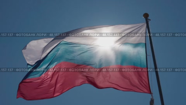 4k, The Russian flag flutters in the wind against the blue sky. Стоковое видео, видеограф Сергей Богомяко / Фотобанк Лори