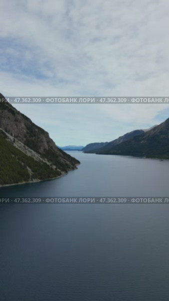 4K видео с дрона: озеро Науэль Уапи в Барилоче летом. Стоковое видео, видеограф Александр Сейгаров / Фотобанк Лори