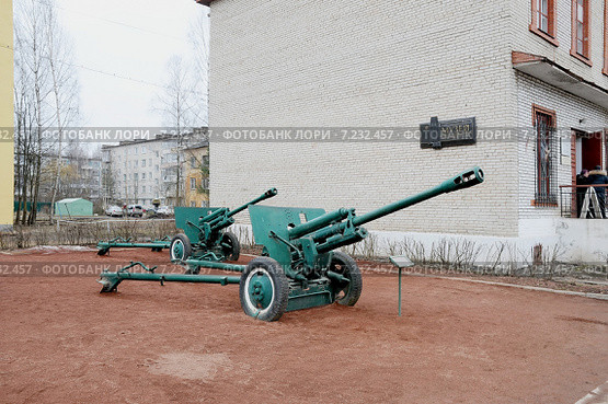 76-мм дивизионная пушка образца 1942 года (ЗИС-3, Индекс ГАУ — 52-П-354У).  Музей Северо-Западного Фронта. Город Старая Русса Новгородская область (2015 год). Редакционное фото, фотограф stargal / Фотобанк Лори