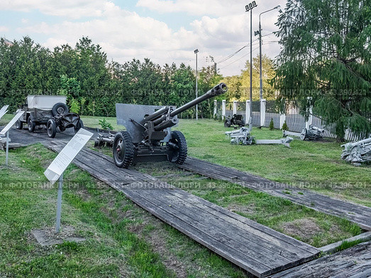 76-мм дивизионная пушка ЗИС-3 образца 1942 года. СССР. Экспозиция боевой техники в музее Парка Победы в Москве. Техника времен второй мировой войны (2024 год). Редакционное фото, фотограф Константин Григорьев / Фотобанк Лори