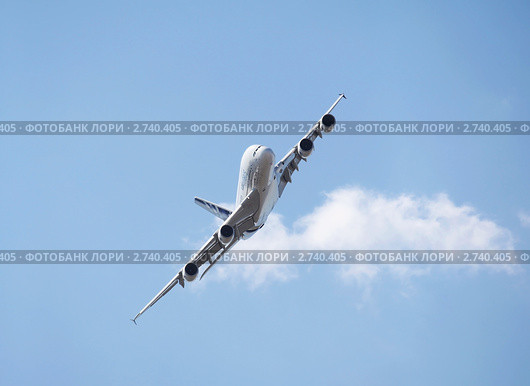 А-380 в небе на вираже. МАКС 2011. Редакционное фото, фотограф Наталья Волкова / Фотобанк Лори