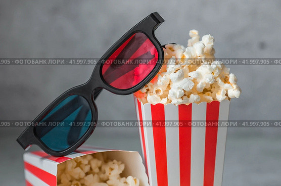 A banner for the film industry. The release date of the film. 3D glasses and popcorn in striped cups on a stylish concrete-gray background. The premiere of the film. (2024 год). Стоковое фото, фотограф Photojuli / Фотобанк Лори